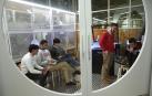 Alumnos, en una de las nuevas áreas de trabajo en la biblioteca de la UPNA el pasado febrero.