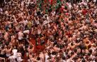 La localidad valenciana de Buñol celebra su mundialmente conocida Tomatina, una tradicional "batalla campal" a tomatazo limpio que espera más de 20.000 participantes