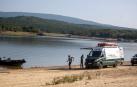 Agentes de la Guardia Civil, a pie del pantano