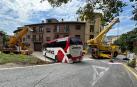 El autobús, atascado en la calle Lizarra de Estella