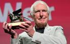 El director australiano Peter Weir muestra el León de Oro honorífico del Festival de Venecia que ha recibido este lunes