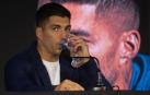 El futbolista uruguayo Luis Suárez toma agua durante una rueda de prensa este lunes en Montevideo (Uruguay)