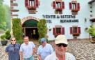 Carlos Herrera posa junto a la fachada de la Venta Ultzama