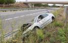Imagen del coche accidentado y abandonado junto a la Autovía del Ebro A-68, a la altura de Tudela