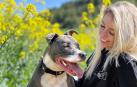 La educadora canina Maider Blanco posa junto a su perrita 'Kaila'