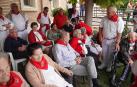 Vecinos que viven en la residencia, con los pañuelos rojos que les regalaron