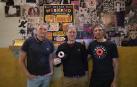 Josetxo Balda, Xabier Sagardia e Iban Iribarren en el bar Tarántula, que junto el Keops acogerá las sesiones de varios DJs durante el festival