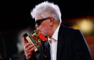 El director Pedro Almodóvar besa el León de Oro que ha recibido en el Festival de Cine de Venecia