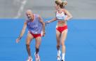 La atleta española Elena Congost ayuda a su guía, que llega exhausto a la línea de meta de la maratón T12 femenin, este domingo en los Juegos Paralímpicos de París 2024