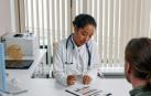 Una doctora durante consulta