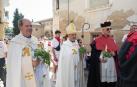 El arzobispo, Florencio Roselló, entre el vicario general Miguel Larranbebere y el vicario Judicial, Carlos Ayerra, en la procesión de Santa Ana, durante las fiestas de Tudela de este año.