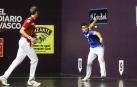 Ander Imaz se dispone a golpear la pelota de derecha ante Mariezkurrena el domingo en Arrasate