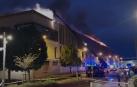 Espectaculares imágenes de las llamas que devoran el tejado del edificio de Policía Municipal