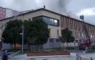 Vídeo: los bomberos trabajan en el fuego que afecta al tejado del edificio de Policía Municipal