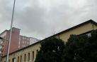 Humo este miércoles por la mañana sobre el edificio de la Policía Municipal de Pamplona incendiado