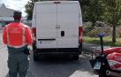 Un agente de la Policía Foral junto al vehículo parado en Ansoáin