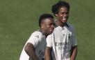 Endrick (derecha), junto a Vinicius en el entrenamiento del Real Madrid de este 16 de septiembre en Valdebebas