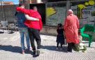 Vídeo de Youssef, agarrado por el traductor para que no pierda el equilibrio, junto a su familia