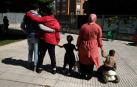 Youssef, agarrado por el traductor para que no pierda el equilibrio, junto a Ilham y sus dos hijos pequeños, de 4 y 3 años