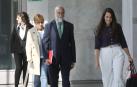 Fernando Domínguez llega al Parlamento con Geno Ochando, jefa de Humanización, e Inés Royo
