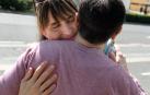Amaia Echávarri Berraondo, de 49 años, abraza a Celia, su madre, enferma de alzhéimer.En el abrazo de la despedida existe un dolor contenido.