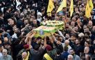 Decenas de personas portan el ataúd de una de las personas fallecidas por las explosiones en cadena de Beirut
