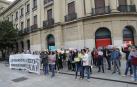 Los funcionarios, durante la concentración frente al Palacio de navarra