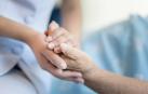 Un sanitario atiende a un paciente