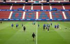 Imagen de El Sadar en un entrenamiento de esta temporada. Enfrente, los 18 asientos por pasillo al que debe ceñirse según la normativa vigente en Navarra.	urdíroz