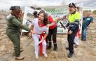 Fotos del encierro simbólico que ha escenificado un grupo de agricultores y ganaderos para plasmar "lo que está sufriendo el sector".