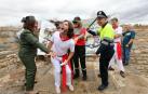 Fotos del encierro simbólico que ha escenificado un grupo de agricultores y ganaderos para plasmar "lo que está sufriendo el sector".