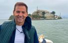 El campeón del mundo de natación David Meca posa frente a la isla de Alcatraz, donde el próximo lunes volverá a zambullirse en las gélidas aguas del Pacífico para repetir a nado la 'fuga de Alcatraz'