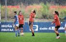 Elena Valej, en el centro, se lamenta tras el gol de Belén. Junto a ella, las rojillas Merche Izal y Carmen Sobrón