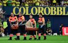 El guardameta alemán del FC Barcelona, Marc-André ter Stegen, es retirado en camilla tras caer lesionado en el partido contra el Villarreal