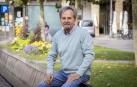 El urólogo y andrólogo José Luis Arrondo, en un banco de la Plaza del Castillo de Pamplona, a mediados de septiembre.