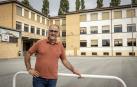 El maestro y psicólogo Ander Domblás, frente al CREENA, en el antiguo edificio del colegio público José Vilá, en Arrosadía.