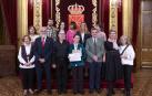 Pilar Arroyo, en el centro, flanqueada por su marido, José Ramón Zoroza (izda); el presidente del Colegio de Médicos, Rafael Teijeira (dcha), el consejero de Salud, Fernando Domínguez, amigos y compañeros.
