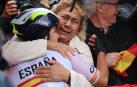 Paula Ostiz, abrazada a su madre nada más llegar a la meta del Mundial.