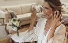 Una novia muestra, ilusionada, sus joyas de Bijoya