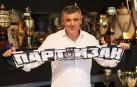 Savo Milosevic posa con la bufanda del Partizan de Belgrado el día en el que el club ha anunciado su fichaje como entrenador