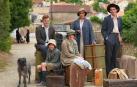 Fotografma de la serie de televisión británica 'Los Durrell', que cuenta la historia de una madre viuda y sus cuatro hijos que abandonan Inglaterra para comenzar una nueva vida en la isla griega de Corfú en 1935.
