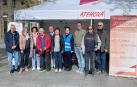 Miembros de la asociación ATEHCNA, ayer al mediodía en la avenida Carlos III de Pamplona, en un acto informativo.