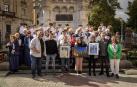 En el centro, el alcalde de Peralta, Juan Carlos Castillo; Zoe Vergara, reina de la Faba 2024 y la alcaldesa de Burlada, Berta Arizkun. Con ellos, el coro de Muthiko Alaiak y personas de la Junta de la peña.