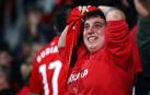 Una aficionada refleja en su rostro la mezcla de incredulidad y de emoción por la victoria de Osasuna contra el Barcelona