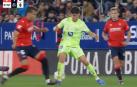 Lucas Torró por inercia golpea con fuerza el pie del azulgrana