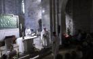 El sacerdote oficia la Misa Mayor en el santuario de San Miguel de Aralar