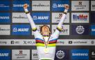 Tadej Pogacar celebra su maillot arcoíris en el podio de Zürich.