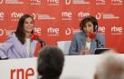 La reina Letizia, junto con la presentadora del programa 'Las mañana de RNE', Mamen Asencio