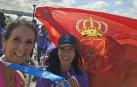 Nuria Elío, a la izquierda, con la bandera de Navarra y la medalla de la maratón de Sydney