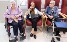 Las tres amigas de charla en la Casa Misericordia: Luisa Fernández Fernández (93 años), Mari Carmen García Caballero (93) y Puri Grasa Arcás (91)